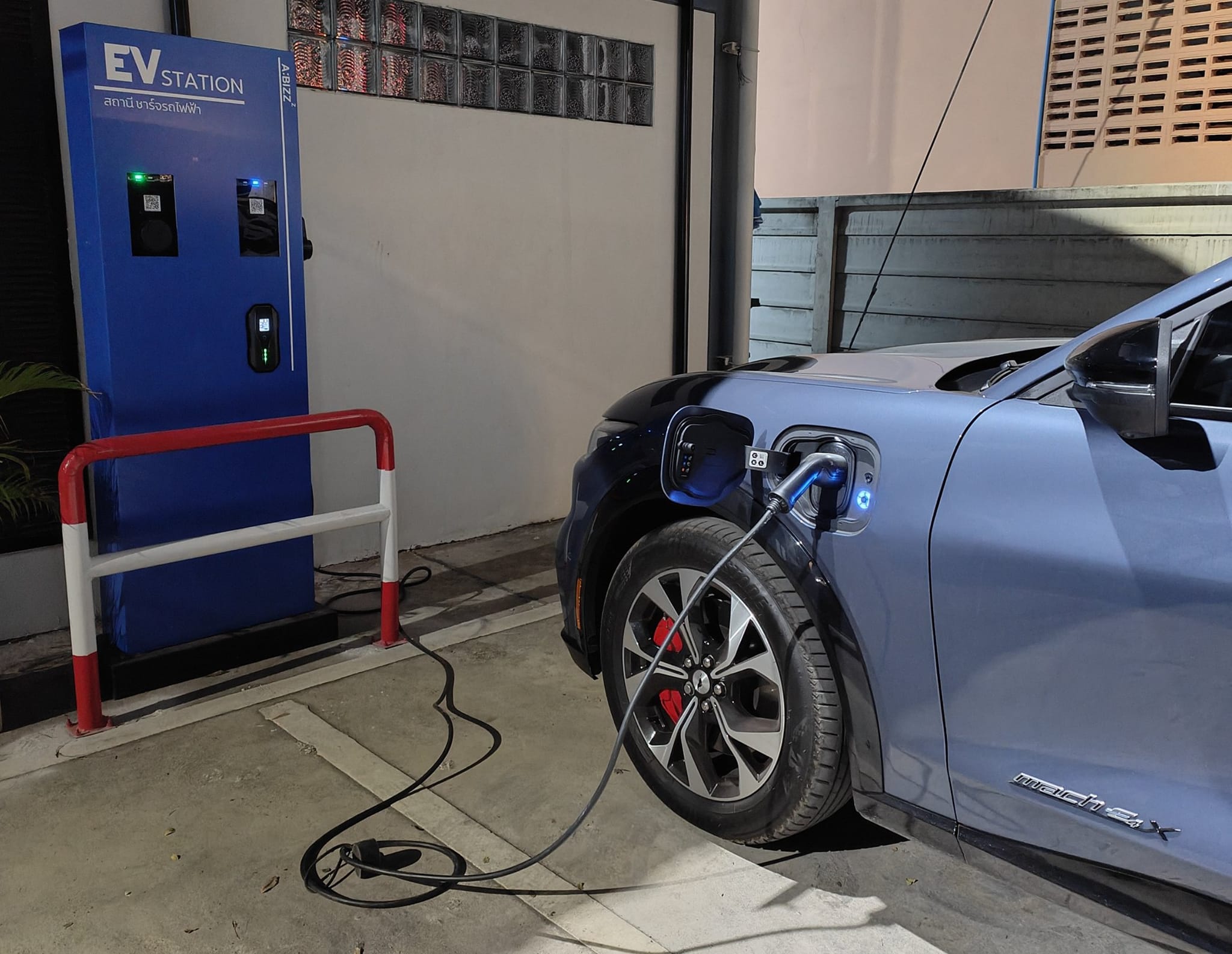 ชาร์จ AC นอกบ้าน ทำไมบางทีไฟไม่แรง ได้ไฟน้อยกว่าชาร์จบ้านอีก?