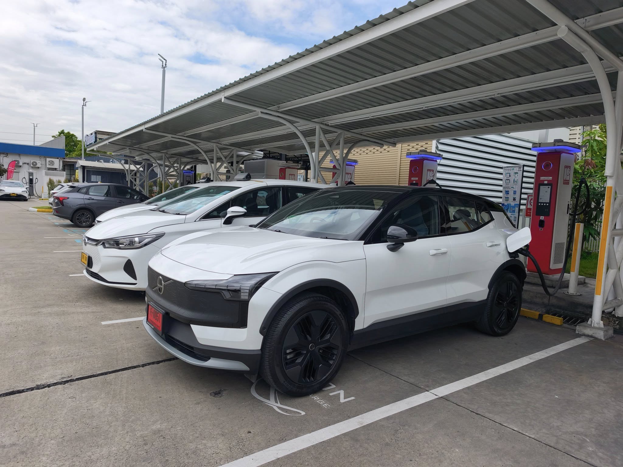 ทดสอบการชาร์จ Volvo EX30 Cross Country