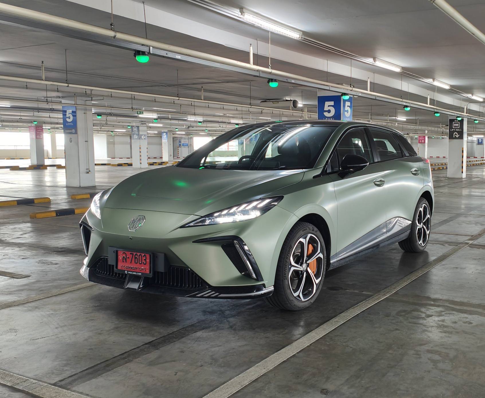 รีวิว MG4 Xpower นี่น่าจะเป็นนิยามของคำว่า “โลกสองใบ” สำหรับรถ EV รถซื้อแกงที่โคตรซิ่ง แต่วิ่งประหยัดได้!